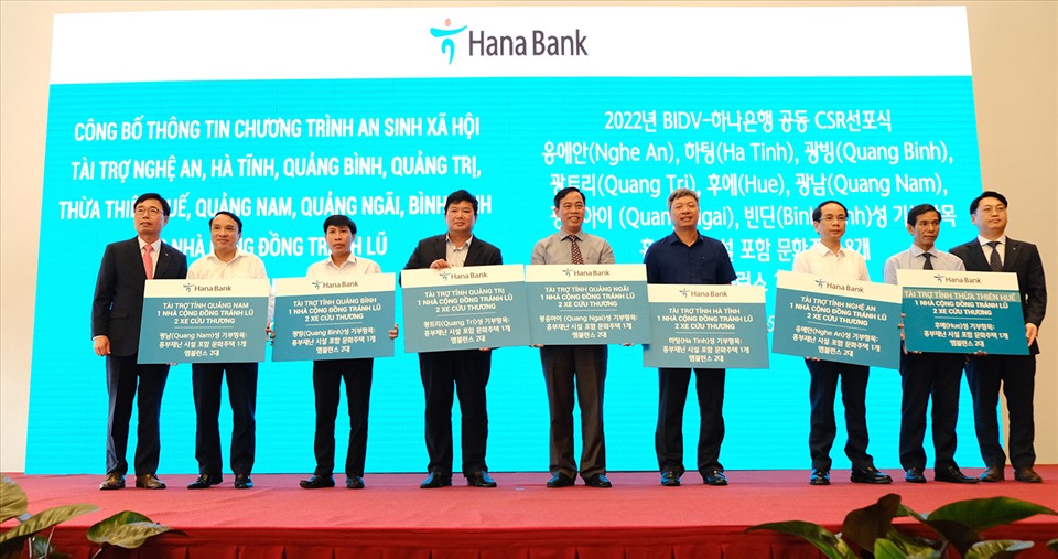 Đại diện Hana Bank trao biển nhà cộng đồng chống lũ và xe cứu thương