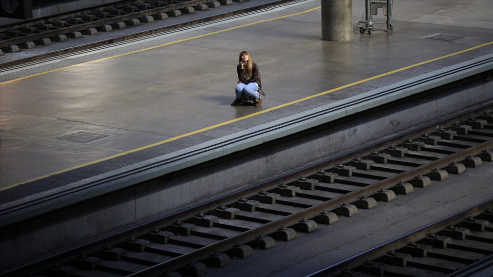 Cảm giác cô đơn có xu hướng gia tăng trong bối cảnh xã hội giãn cảnh. Ảnh: Reuters.