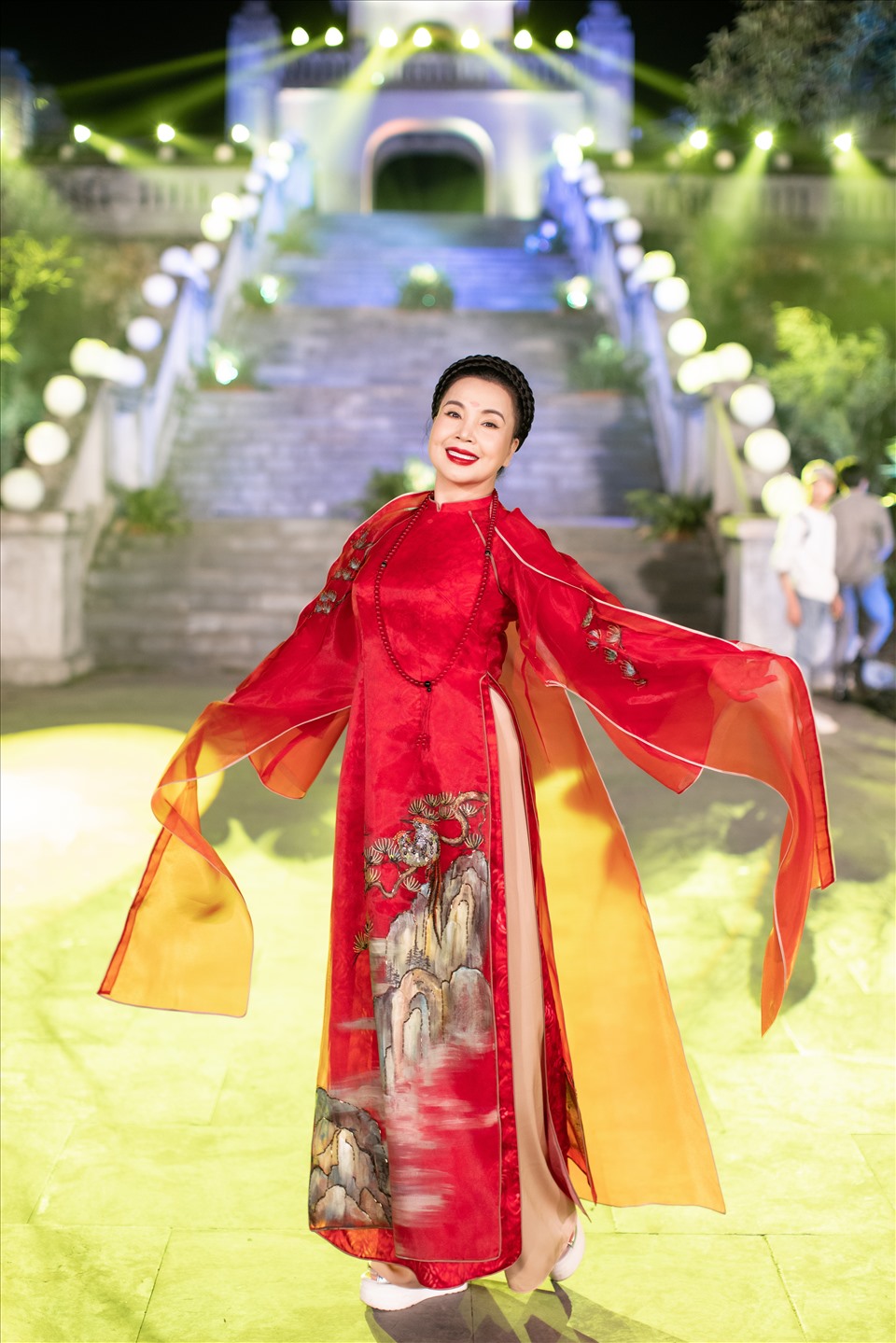 NSND Lan Hương hào hứng khi đảm nhận vai trò người mẫu áo dài trong Festival Áo dài Quảng Ninh 2022. Ảnh: Lê Chí Linh, Vũ Toàn