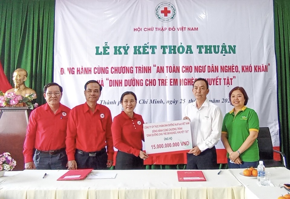 Lãnh đạo Nutifood và Hội Chữ thập đỏ Việt Nam ký kết tài trợ cho chương trình tài trợ trị giá 15 tỷ đồng vào chiều ngày 25.4