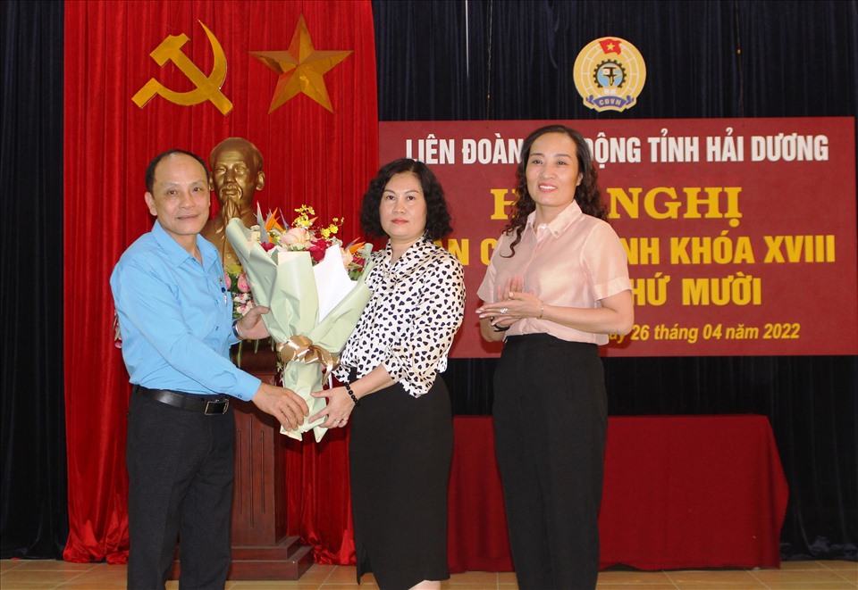Thường trực LĐLĐ tỉnh Hải Dương tặng hoa chúc mừng bà Ngô Thị Thanh Hoà trúng cử chức danh Chủ tịch LĐLĐ tỉnh. Ảnh: DT