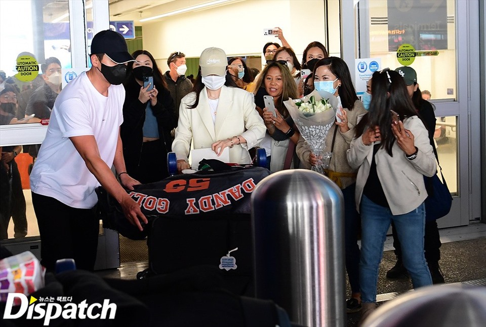 Hyun Bin, Son Ye Jin bị “bao vây” tại sân bay,.
