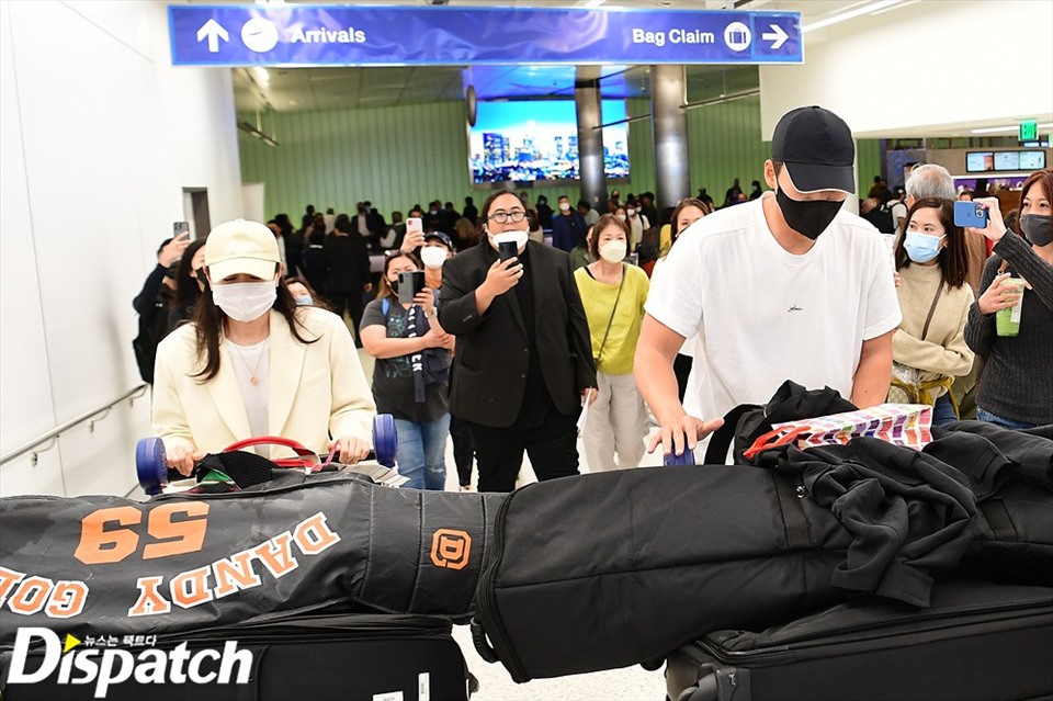 Hyun Bin, Son Ye Jin bị “bao vây” tại sân bay,.