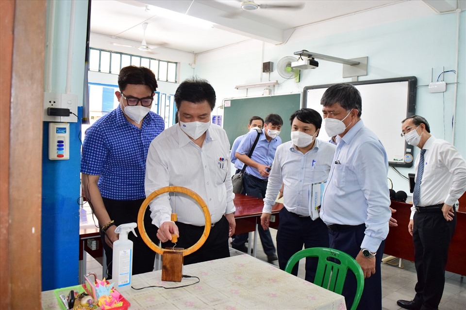 Thứ trưởng Nguyễn Hữu Độ kiểm tra học cụ học tập của học sinh tại trường THPT Trần Khai Nguyên. Ảnh: Anh Tú