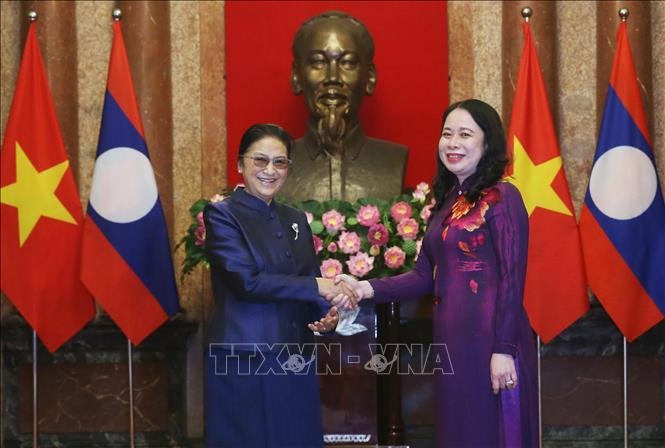 Phó Chủ tịch nước Võ Thị Ánh Xuân và Phó Chủ tịch nước Lào Pany Yathotou. Ảnh: TTXVN