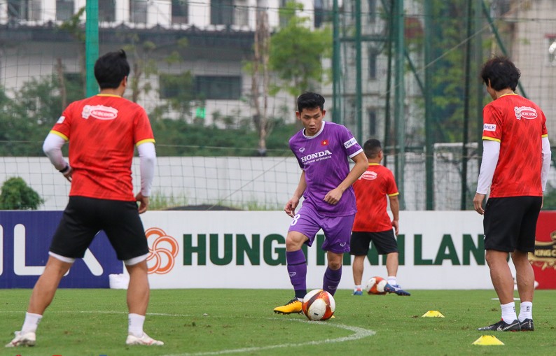 Tiền vệ Hai Long trong buổi tập cùng U23 Việt Nam. Ảnh: VFF