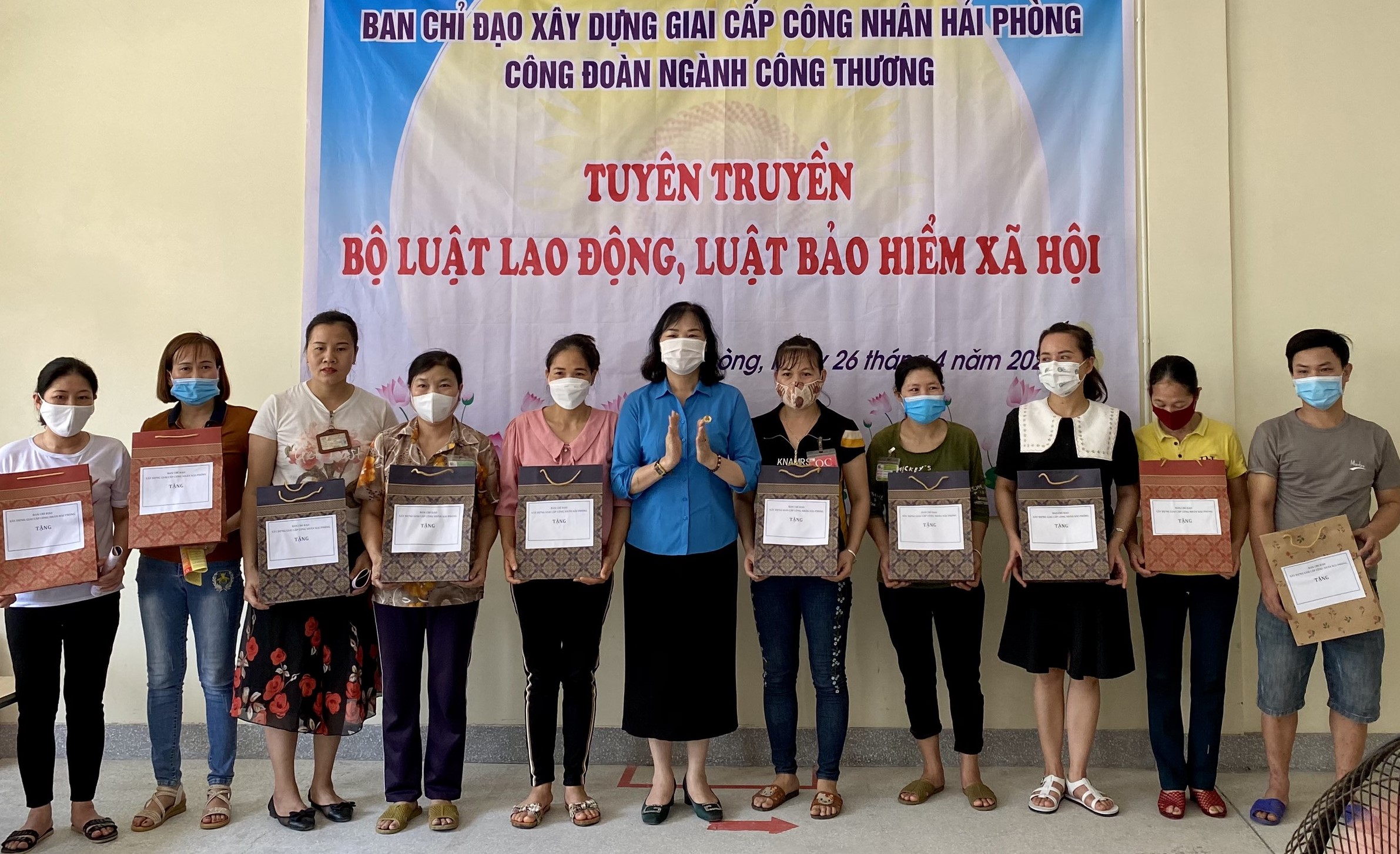 PCT LĐLĐ Hải Phòng Đào Thị Huyền tặng quà công nhân trong buổi tuyên truyền Luật Lao Động và Luật BHXH. Ảnh: NM