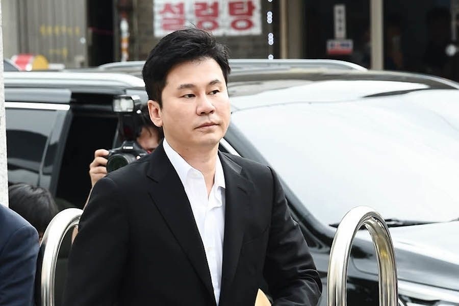 Cựu CEO Yang Hyun Suk hầu toà vì đe doạ Han Seo Hee. Ảnh: Dispatch