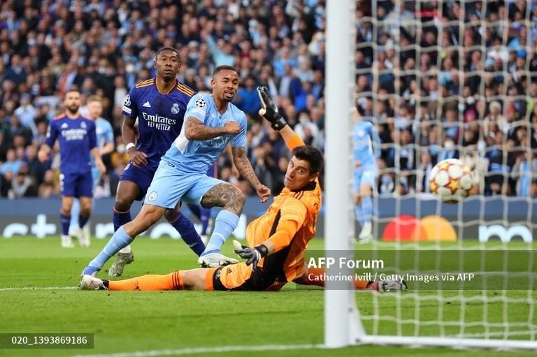 Kevin de Bruyne và Gabriel Jesus giúp Man City có lợi thế dẫn 2 bàn từ rất sớm. Ảnh: AFP