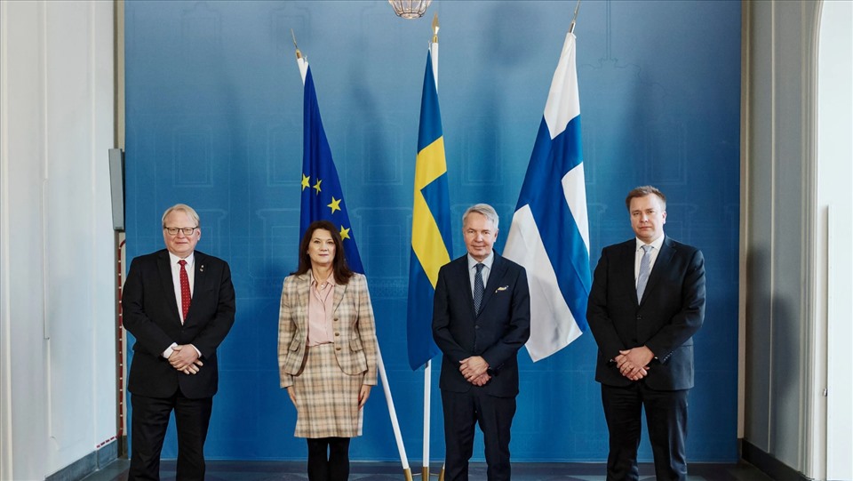 Từ trái qua: Bộ trưởng Quốc phòng Thụy Điển Peter Hultqvist, Bộ trưởng Bộ Ngoại giao Thụy Điển Ann Linde, Bộ trưởng Bộ Ngoại giao Phần Lan Pekka Haavisto và Bộ trưởng Quốc phòng Phần Lan Antti Kaikkonen gặp nhau vào tháng 2.2022 để bàn về việc gia nhập NATO. Ảnh: AFP