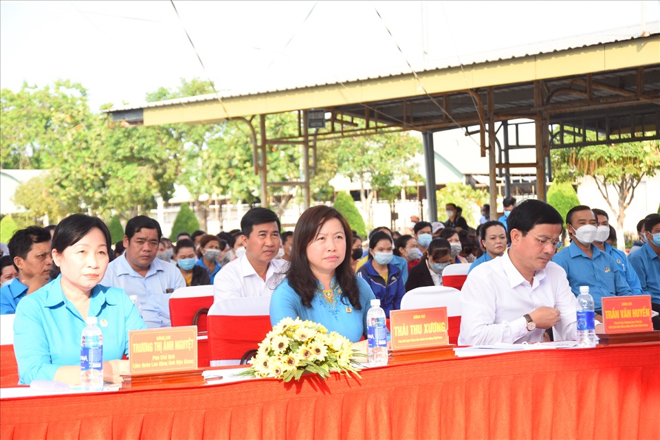 Phó Chủ tịch LĐLĐ Việt Nam Thái Thu Xương (ngồi giữa áo xanh) dự buổi lễ phát động tháng công nhân năm 2022 tại Hậu Giang. Ảnh: Th.N