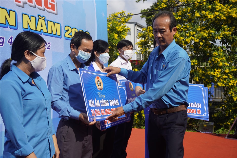 LĐLĐ Kiên Giang trao tặng 5 căn nhà “Mái ấm công đoàn” cho đoàn viên có hoàn cảnh đặc biệt khó khăn về nhà ở. Ảnh: PV