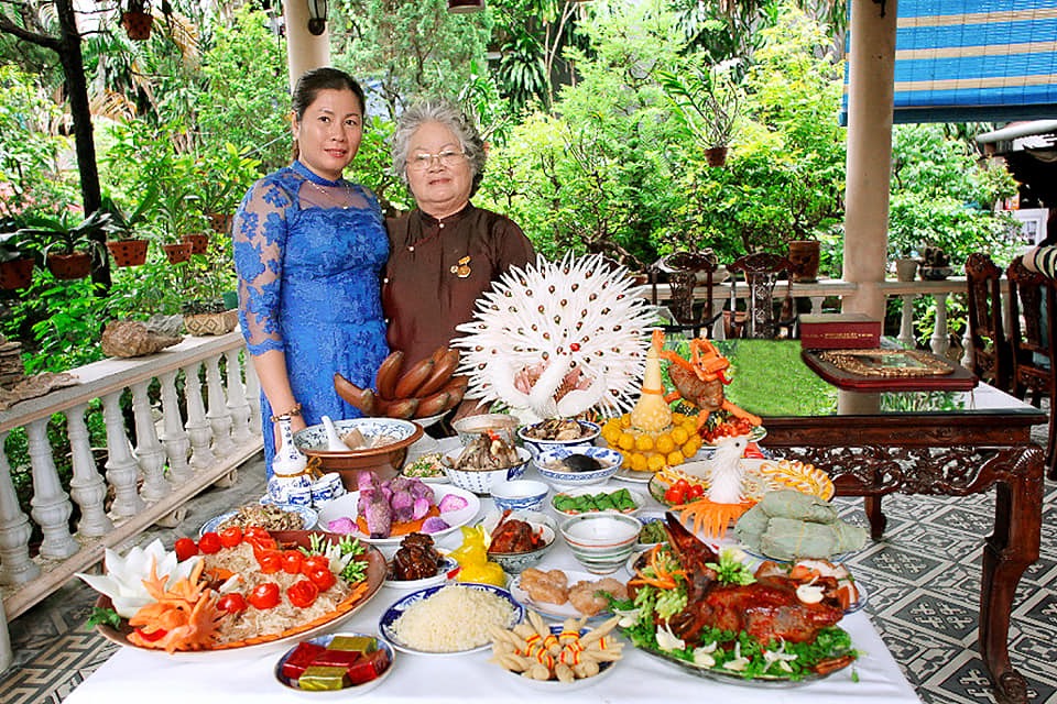 Nghệ nhân Nhân dân ngành ẩm thực Tôn Nữ Thị Hà (bên phải) và Nghệ nhân Ưu tú ngành ẩm thực Phan Tôn Gia Hiến sẽ quảng diễn món ăn tại Ngày hội.