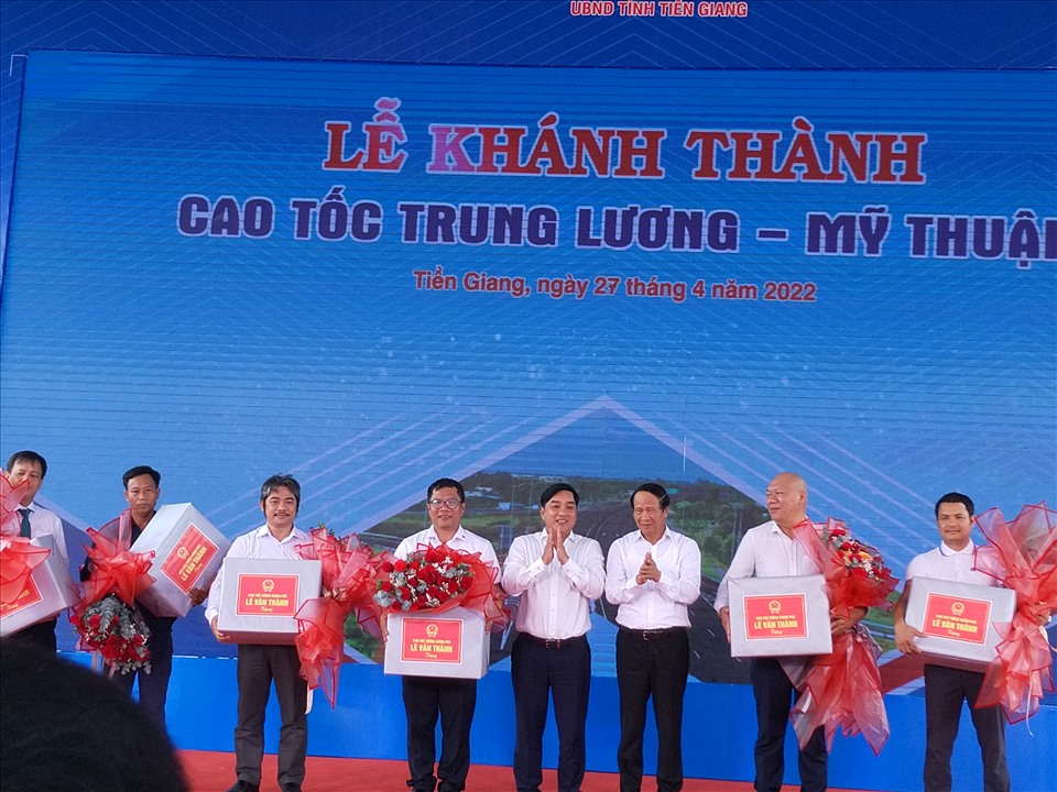 Phó Thủ tướng Lê Văn Thành tặng quà các đơn vị tham gia thực hiện dự án. Ảnh: K.Q