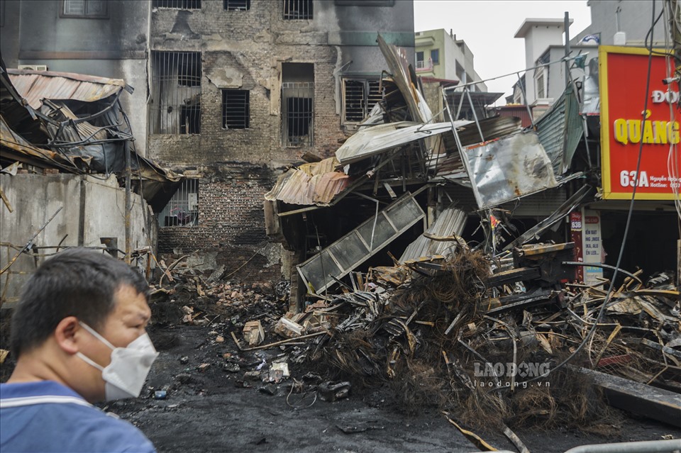 Anh Lê Tất Thành (nạn nhân, trú tại phố Nguyễn Hoàng) cho biết, vụ cháy xuất phát từ cửa hàng bán xe ôtô của ông Đỗ Văn Long vào khoảng 2h sáng, sau đó lan nhanh và không thể kiểm soát ngọn lửa. Rất may không có thiệt hại về người.
