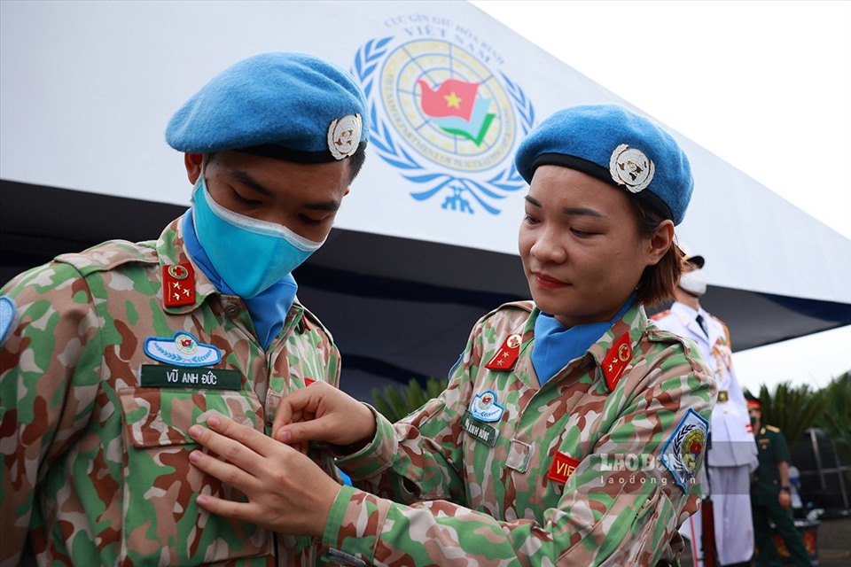 Hai vợ chồng Trung uý Vũ Anh Đức và nữ trung uý Nguyễn Ánh Hồng cùng tham gia nhiệm vụ gìn giữ hoà bình Liên hợp quốc.