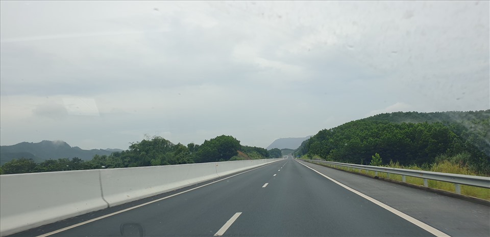Cao tốc Hạ Long - Vân Đồn. Quảng Ninh là tỉnh đi đầu trong việc thu hút đầu tư xây dựng hạ tầng giao thông. Ảnh: Nguyễn Hùng