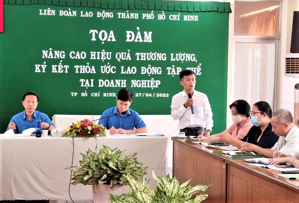 Ông Phan Lê Vũ (người đứng) cho rằng tổ chức CĐ cần đẩy mạnh thực hiện tốt chức năng đại diện bảo vệ quyền lợi và chăm lo cho đoàn viên và NLĐ. Ảnh: Nam Dương