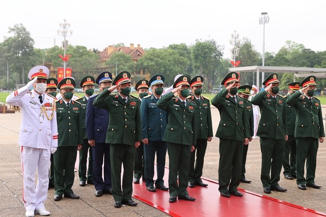 Đoàn đại biểu Quân đội nhân dân Việt Nam viếng Chủ tịch Hồ Chí Minh.