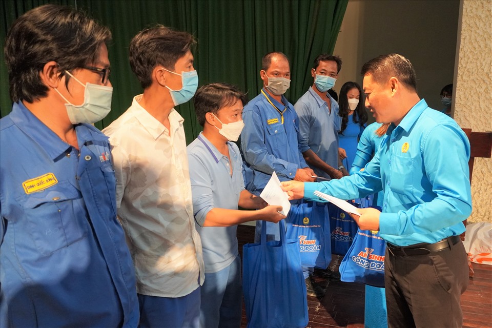 Ông Huỳnh Sơn Tuấn - Chủ tịch LĐLĐ tỉnh trao những phần quà hỗ trợ người lao động có hoàn cảnh khó khăn. Ảnh: T.A