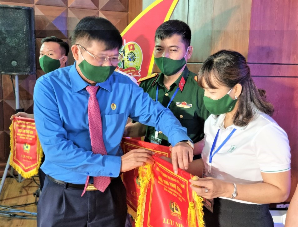 Phó Chủ tịch Tổng LĐLD( Việt Nam Phan Văn Anh trao cờ lưu niệm cho đại diện các đơn vị tham gia hội thi. Ảnh: Nam Dương