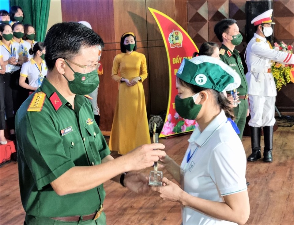 Đại tá Nguyễn Đình Đức - Trưởng Ban Công đoàn Quốc phòng - tặng Cúp lưu niệm cho các tih1 sinh dự thi. Ảnh: Nam Dương