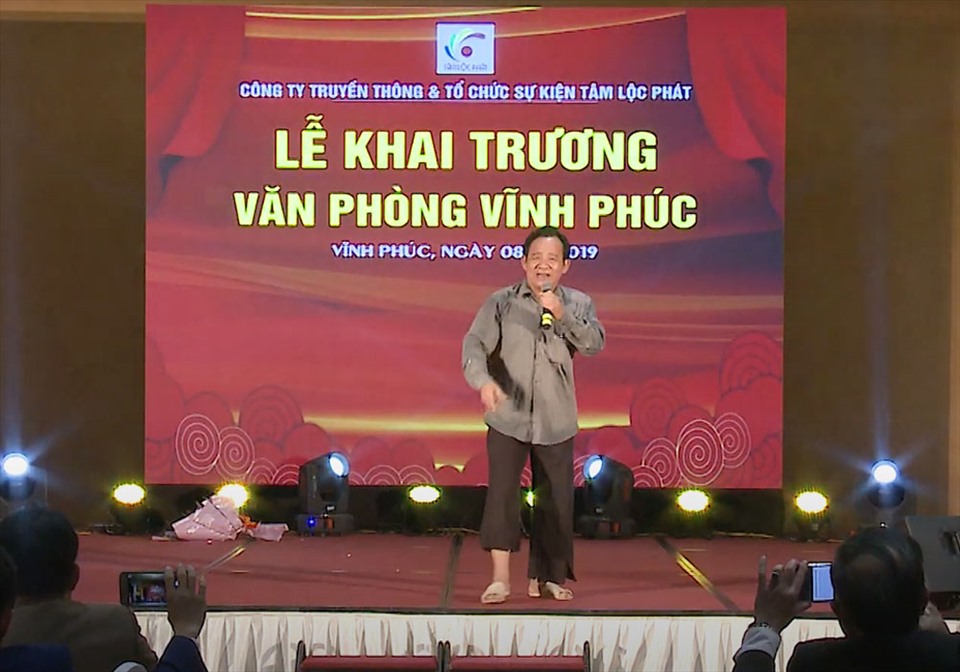 Nghệ sỹ Quang Tèo thường xuyên xuất hiện trong các sự kiện của Công ty. Ảnh cắt từ clip quảng bá của TLP.