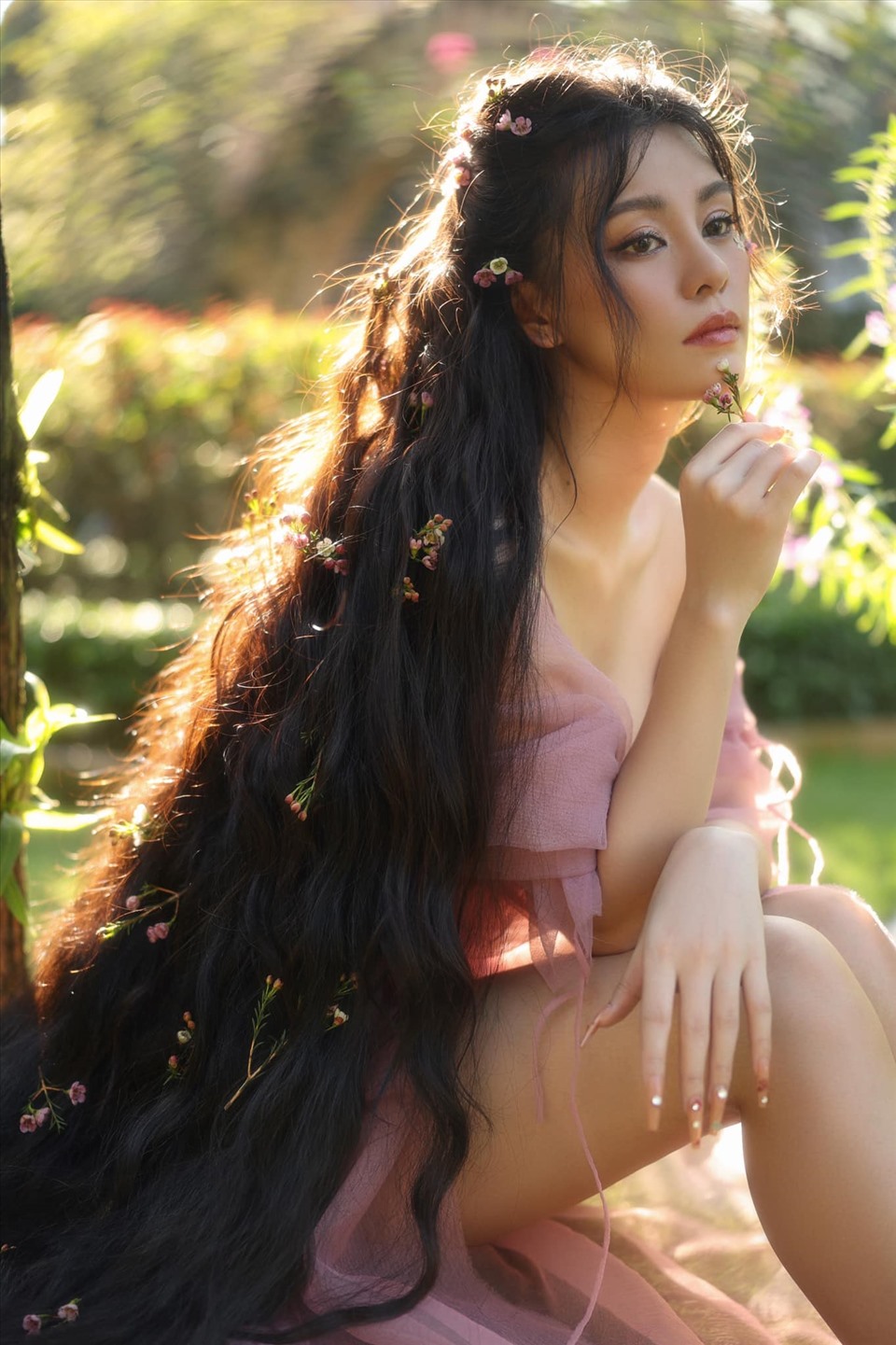 Bùi Lan Hương (sinh ngày 11 tháng 6 năm 1989 tại Hà Nội)[1] là một nữ ca sĩ kiêm nhạc sĩ, nhà sản xuất thu âm người Việt Nam. Hương còn là nghệ sĩ từng giành được 1 giải Cống hiến ở hạng mục “Nghệ sĩ mới của năm” năm 2019.