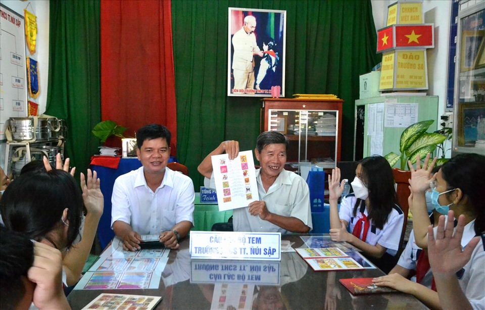 Ông Trần Hữu Huệ trong buổi sinh hoạt tem ở Trường THCS thị trấn Núi Sập. Ảnh: LT