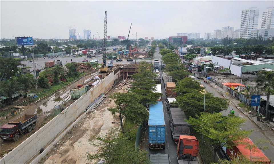 Hai dự án xây nút giao Nguyễn Văn Linh - Nguyễn Hữu Thọ và mở rộng đường Nguyễn Văn Linh, đoạn từ giao lộ Huỳnh Tấn Phát đến Nguyễn Thị Thập (quận 7), khi hoàn thành giúp xóa điểm nghẽn “cổ chai” gây ùn tắc, kẹt xe nhiều năm tại tuyến đường huyết mạch phía Nam TPHCM. Công trình trước đó khởi công tháng 4.2020 với tổng vốn 830 tỉ đồng (giai đoạn một). Dự án làm hai hầm chui mỗi chiều trên đường Nguyễn Văn Linh dài 480m cùng các nhánh rẽ, đảo tròn trung tâm phía trên.