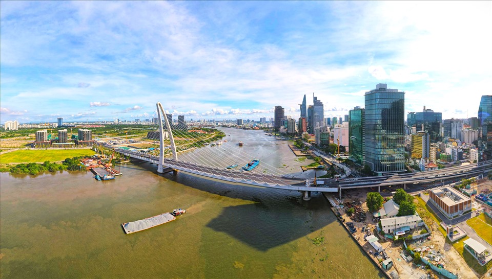 Cầu Thủ Thiêm 2 bắc qua sông Sài Gòn, tổng vốn đầu tư gần 3.100 tỉ đồng nối liền Thành phố Thủ Đức với quận 1. Cầu dài hơn 1,4km, trong đó phần cầu dài 886m với 6 làn xe; thiết kế dây văng với trụ tháp chính cao 113 m. Dự án thực hiện theo hình thức BT (xây dựng - chuyển giao), động thổ năm 2015. Đến nay, dự án cơ bản đã hoàn thành hơn 95% khối lượng công trình, dự kiến sẽ được đưa vào khai thác trước dịp 30.4 năm nay.