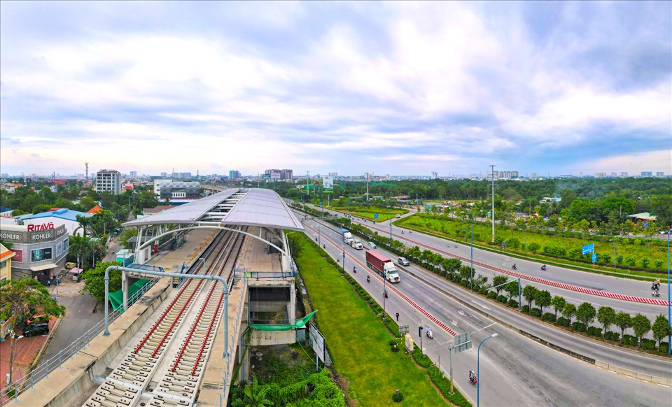 Tuyến Metro số 1: Bến Thành - Suối Tiên được khởi công xây dựng năm 2012, là một tuyến đường sắt đô thị thuộc hệ thống Đường sắt đô thị Thành phố Hồ Chí Minh. Tuyến đường sắt này có đoạn đi ngầm dài 2,6km qua 3 ga và đoạn đi trên cao 17,1km qua 11 ga, tổng chiều dài là 19,7km. Hiện dự án đã hoàn thành gần 90% khối lượng công trình, dự kiến sẽ đưa vào vận hành thương mại vào năm 2022.