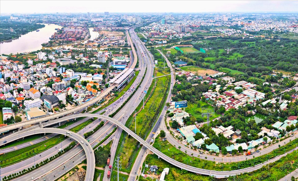 Tuyến Metro số 1: Bến Thành - Suối Tiên được khởi công xây dựng năm 2012, là một tuyến đường sắt đô thị thuộc hệ thống Đường sắt đô thị Thành phố Hồ Chí Minh. Tuyến đường sắt này có đoạn đi ngầm dài 2,6km qua 3 ga và đoạn đi trên cao 17,1km qua 11 ga, tổng chiều dài là 19,7km. Hiện dự án đã hoàn thành gần 90% khối lượng công trình, dự kiến sẽ đưa vào vận hành thương mại vào năm 2022.