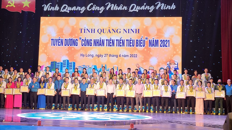 Lãnh đạo Tổng LĐLĐ Việt Nam, tỉnh Quảng Ninh và Công đoàn tôn vinh công nhân tiên tiến tiêu biểu năm 2021 . Ảnh” T.N.D