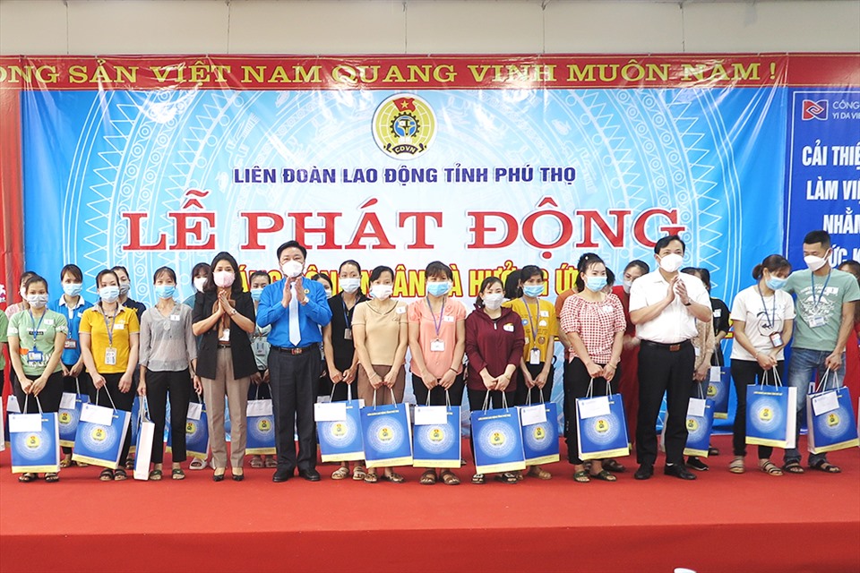 Lãnh đạo Ban Dân vận Tỉnh ủy, Liên đoàn Lao động tỉnh, huyện ủy Cẩm Khê trao hỗ trợ cho đoàn viên có hoàn cảnh khó khăn tại Công ty TNHH YIDA Việt Nam.