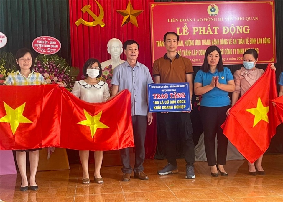 Tháng Công nhân: Tháng Công nhân năm 2024 sẽ chào đón nhiều sự kiện đặc biệt để tôn vinh người lao động Việt Nam. Hãy khám phá hình ảnh về công nhân trong môi trường làm việc hiện đại và an toàn, giúp mang lại sự phát triển bền vững cho đất nước.