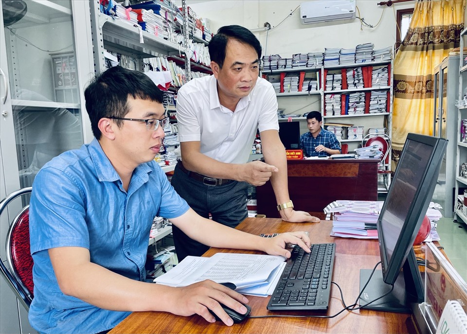Lãnh đạo Phòng Văn hoá Thông tin huyện Thanh Chương (Nghệ An) kiểm tra hiệu quả phần mềm VNPT Ioffice 4.1. Ảnh: Hồng Sơn