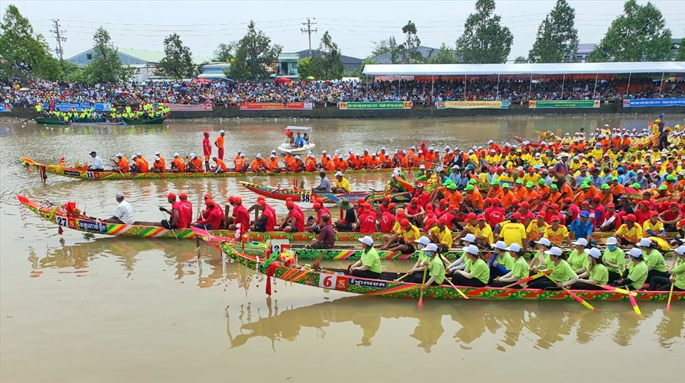 Tỉnh Sóc Trăng được biết đến với nền văn hóa đa dân tộc với nhiều lễ hội văn hóa mang đậm dấu ấn sông nước nam Bộ. Ảnh: Nhật Hồ