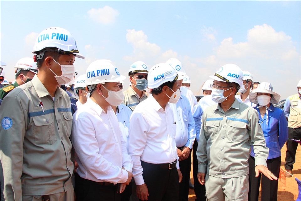 Phó Thủ tướng Lê Văn Thành kiểm tra các gói thi công dự án sân bay Long Thành tại công trường. Ảnh: Hà Anh Chiến