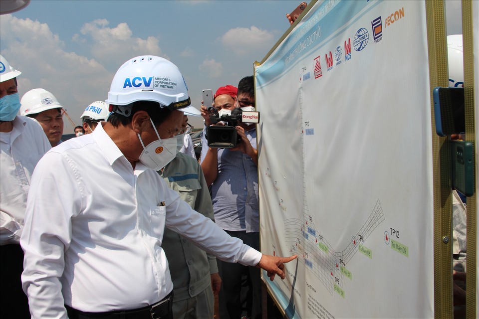 Phó thủ tướng Lê Văn Thành kiểm tra gói thi công cọc nhà ga sân bay Long Thành tại công trường dự án. Ảnh: Hà Anh Chiến