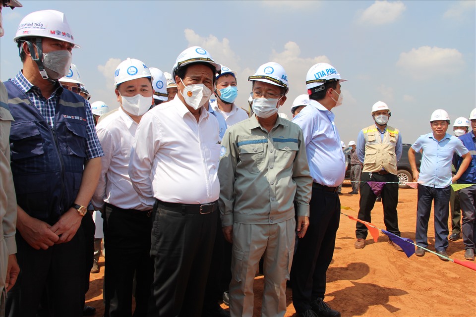 Phó thủ tướng Lê Văn Thành nghe báo cáo về tiến độ triển khai các gói thầu thuộc dự án sân bay Long Thành. Ảnh: Hà Anh Chiến
