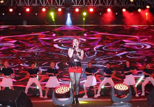 Rapper Kellie ngoài màn kết hợp ăn ý với DJ Mie trong bài hát “Đồng hành cùng SEA Games” còn mang đến tiết mục “Bước nhảy xì tin” với những ca từ trẻ trung, giai điệu sôi động.