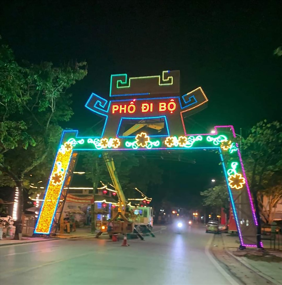 Phố đi bộ thứ 4 của Hà Nội về đêm trước ngày hoạt động.