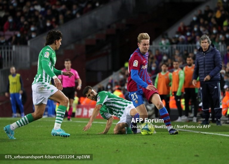 Khả năng pressing của De Jong là thứ Man United rất thèm khát. Ảnh: AFP