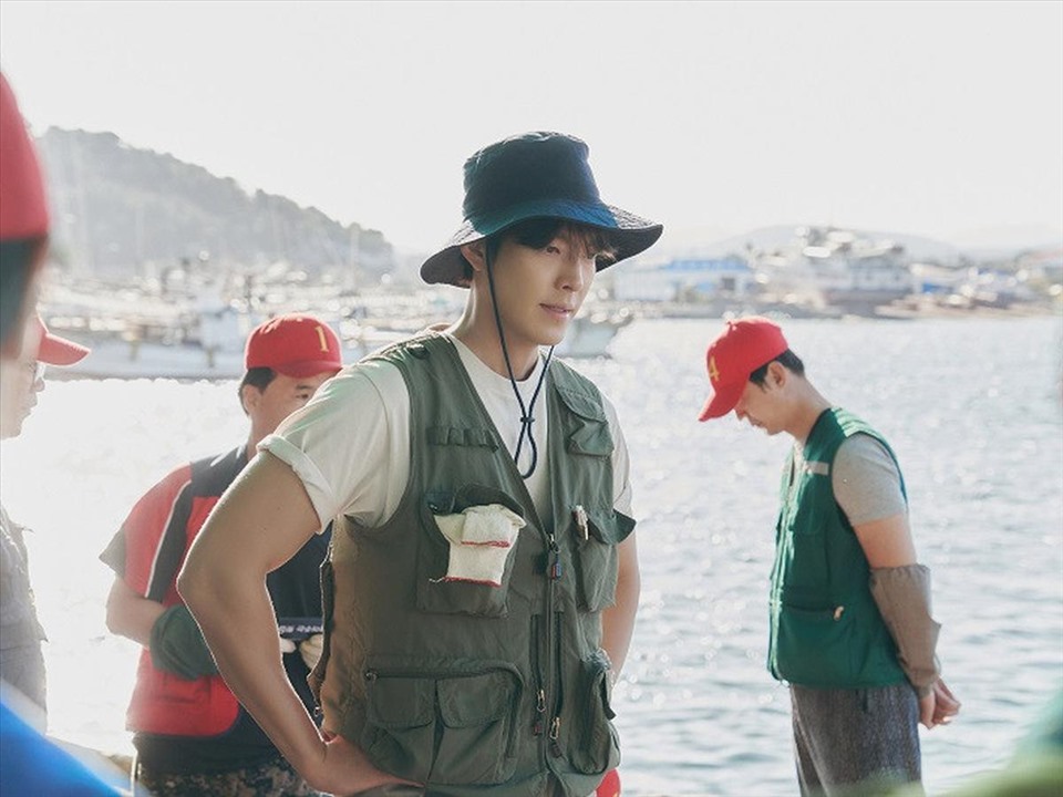 Kim Woo Bin sẽ vào vai Park Jeong Jun, một chàng thuyền trưởng lãng mạn có cuộc sống bận rộn ở đảo Jeju. Ảnh: Liputan6