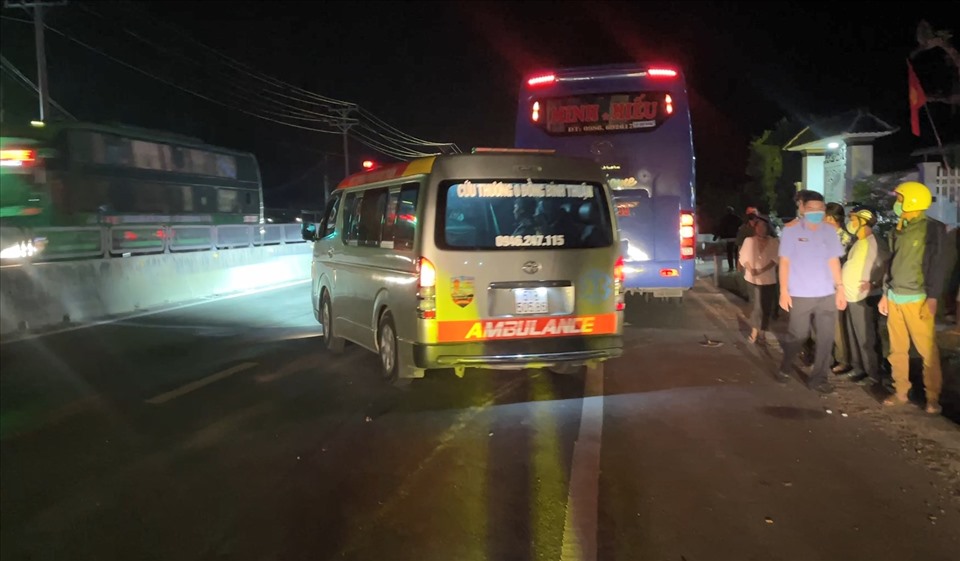 Xe cứu thương hỗ trợ đưa thi thể nạn nhân về Bình Định miễn phí. Ảnh: DT