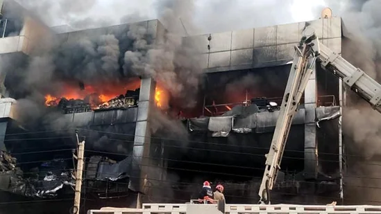 Đám cháy bùng phát tại một tòa nhà thương mại 3 tầng ở thủ đô New Delhi của Ấn Độ vào cuối giờ chiều 13.5 (giờ địa phương) khiến ít nhất 27 người tử vong. Do lửa bùng phát từ tầng một nên việc sơ tán gặp nhiều khó khăn, nguyên nhân vụ cháy có thể do chập điện. Ảnh chụp màn hình Hindustan Times