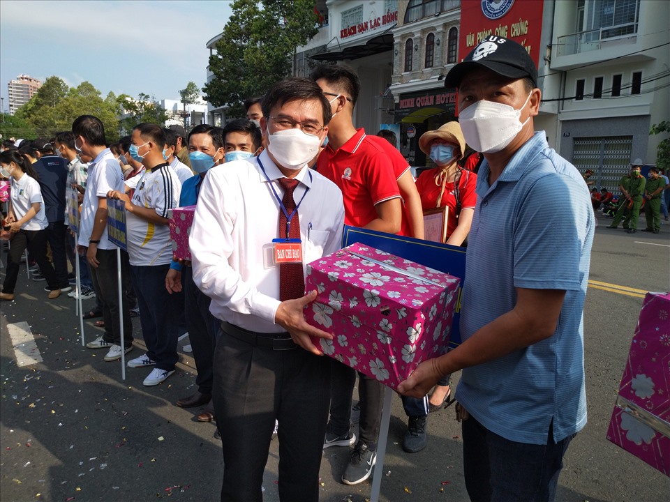 Lãnh đạo tỉnh Tiền Giang tặng quà cho các đội dự thi ATVSLĐ - PCCN. Ảnh: K.Q
