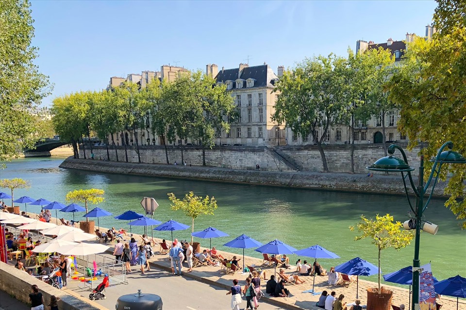 Người dân thư giãn bên bờ sông Seine, thủ đô Paris, Pháp.