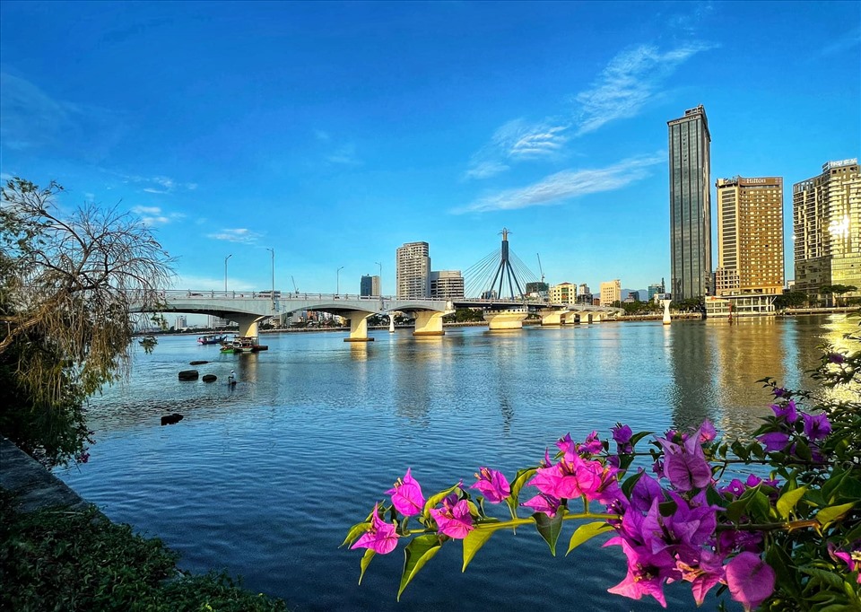 Sông Hàn chảy êm đềm qua thành phố, được xem như báu vật của Đà Nẵng. Ảnh: TL